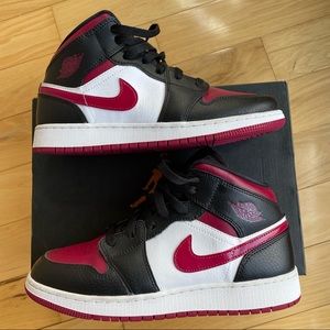 Jordan 1 Sneakers Unisex size 7Y (women’s 8.5)